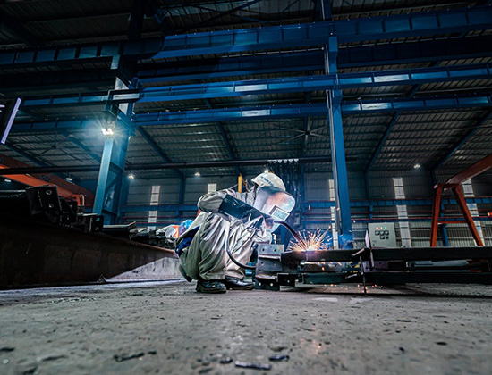 Montajes Industriales 1 hombre trabajando en una pieza industrial